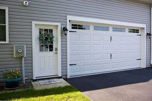 24/7 Emergency Garage Door Panel Replacement experts in Minier, IL